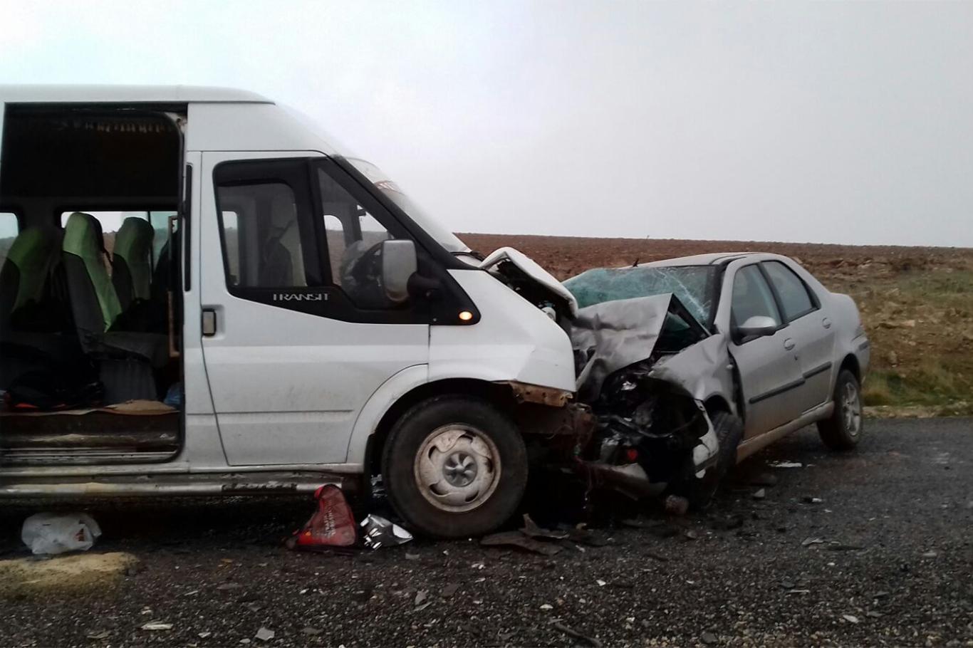 Öğrenci servisi ile otomobil çarpıştı: 16 yaralı Öğrenci servisi ile otomobil çarpıştı: 16 yaralı